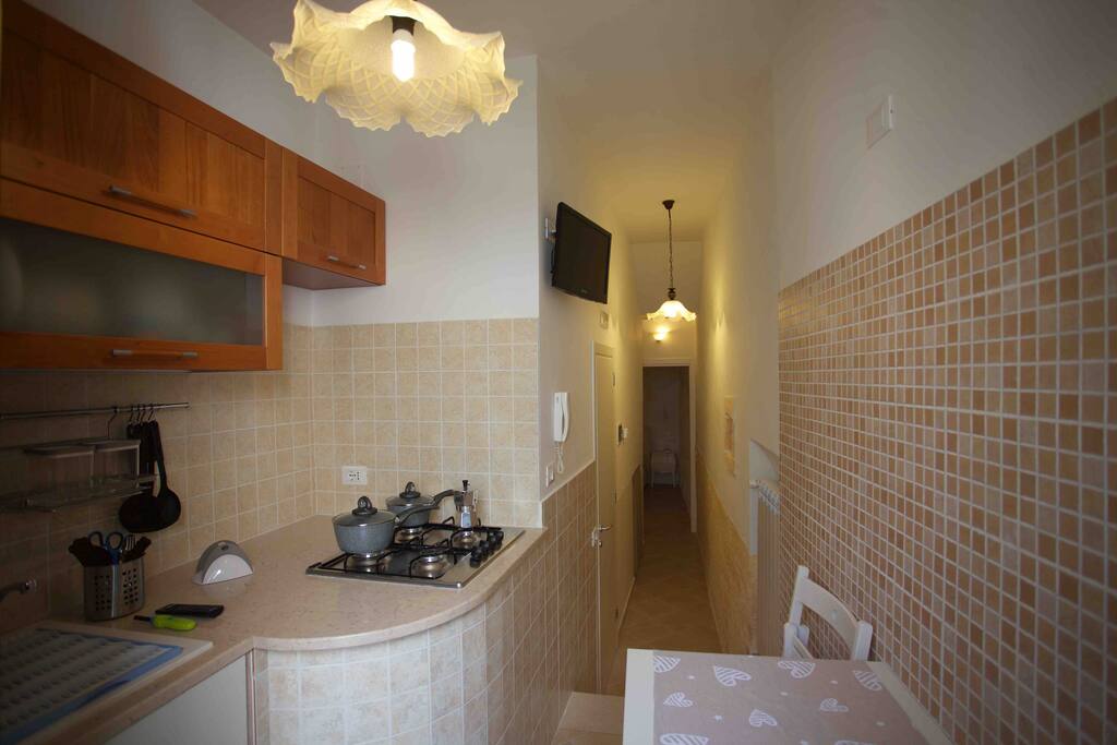 cucina , tavolo da pranzo, corridoio