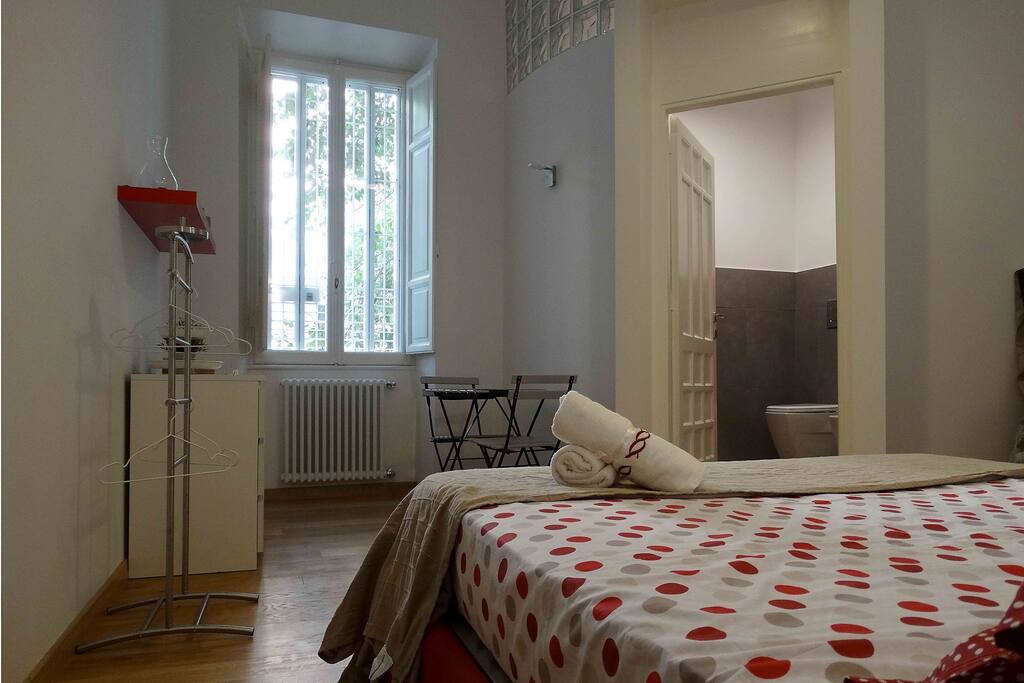 panoramica stanza con bagno privato