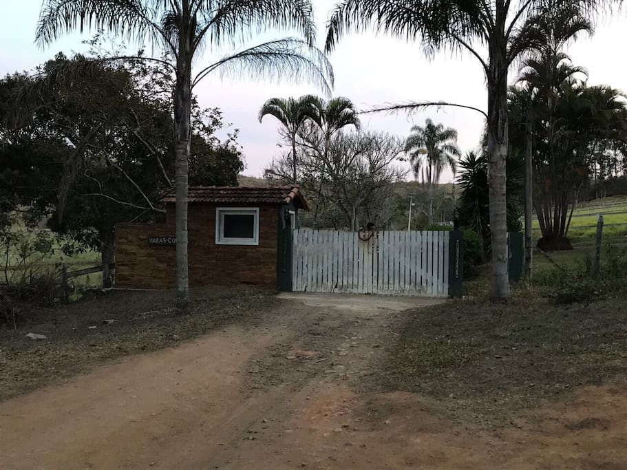 Portão de entrada para a casa.