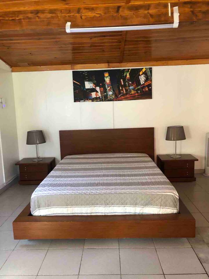 Dhomë gjumi me krevat dopio "queen", TV, çantë me sirtarë, tavolina pranë krevatit
Shtroja të ofruara
