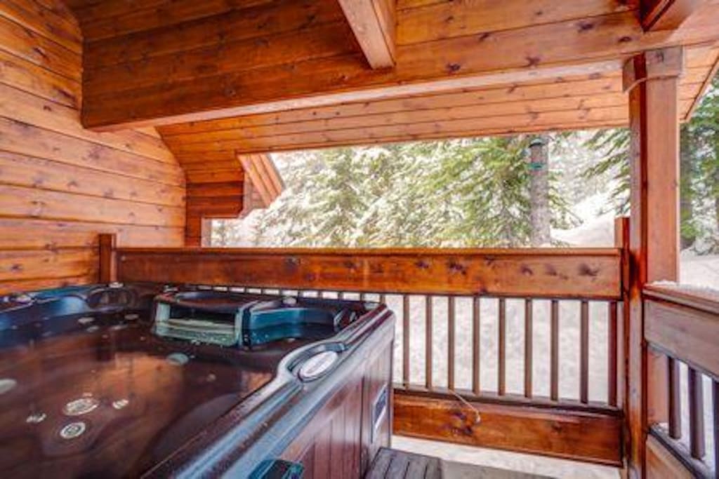 Hot Tub - covered and private