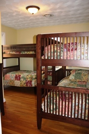 Kids bedroom with 2 bunk beds