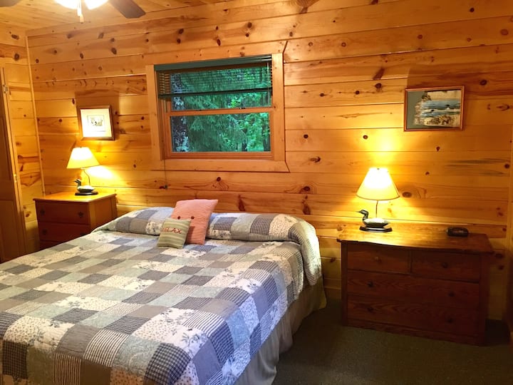 Главната спална соба има брачен кревет (широк 180 – 220 см)
