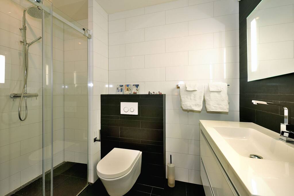 Guestroom 2 bathroom with walk-in shower