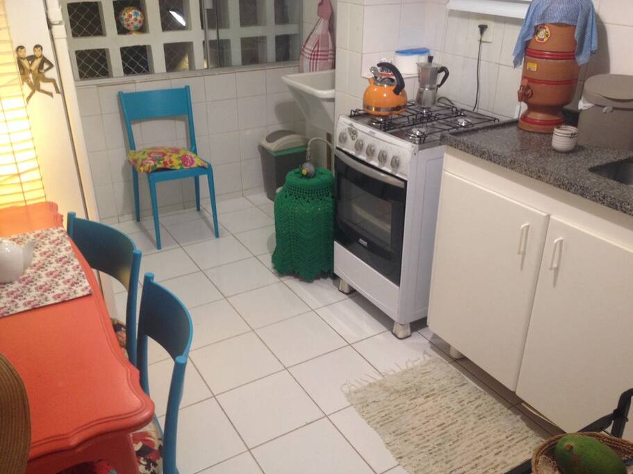 Cozinha equipada com microondas, geladeira, fogão. Pode-se preparar uma refeição ou apenas uma xícara de café.