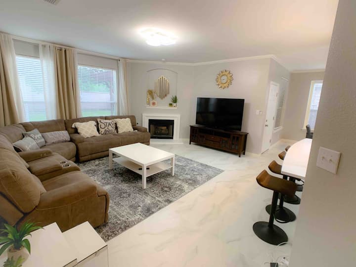 A Spacious Vacation Home For Your Family - Helotes, TX