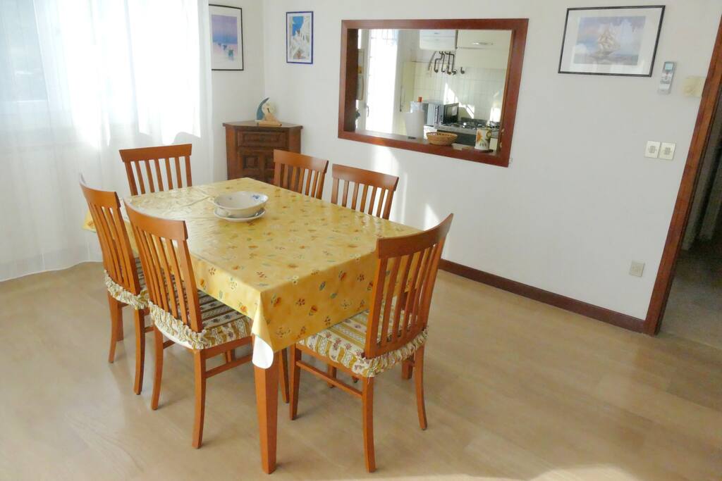 Sala da pranzo con tavolo allungabile
