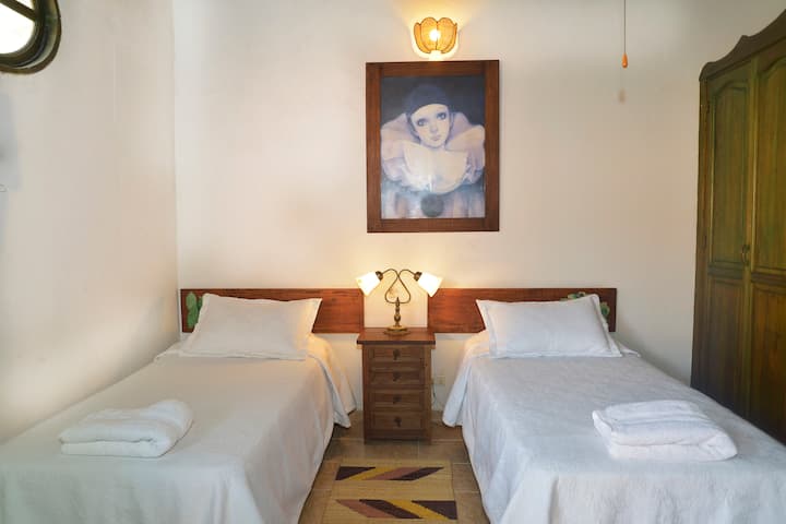 חדר שינה 3, עם שתי מיטות יחיד, מזגן וטלוויזיה.