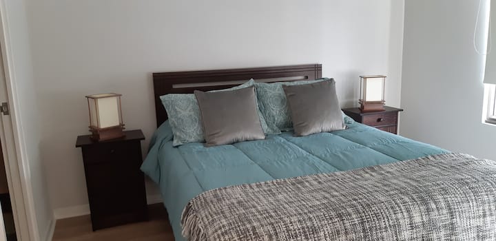 ห้องพักสะดวกสบายพร้อมตู้เสื้อผ้าแบบวอล์คอิน ห้องน้ำในตัว เตียงควีนไซส์ โต๊ะทำงาน และทีวีพร้อมทีวีบนผนังและการเชื่อมต่อเคเบิลทีวี