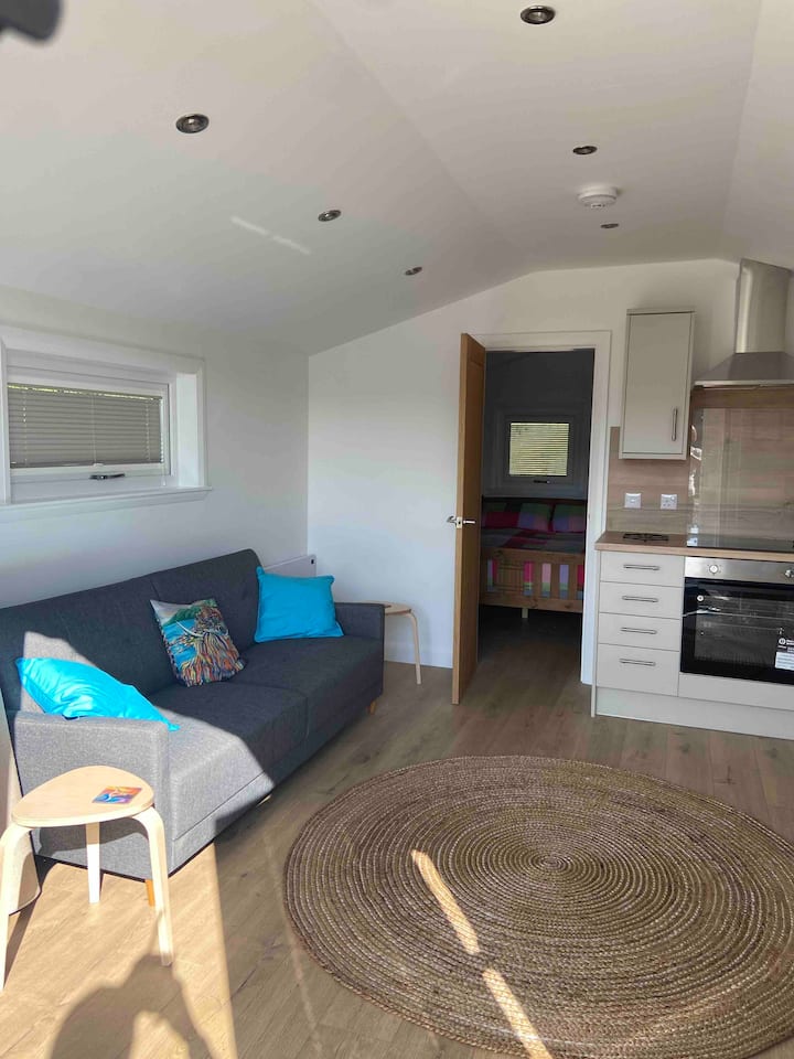 El sofá cama está disponible bajo petición, avísanos al reservar y tendremos ropa de cama adicional para ti. 