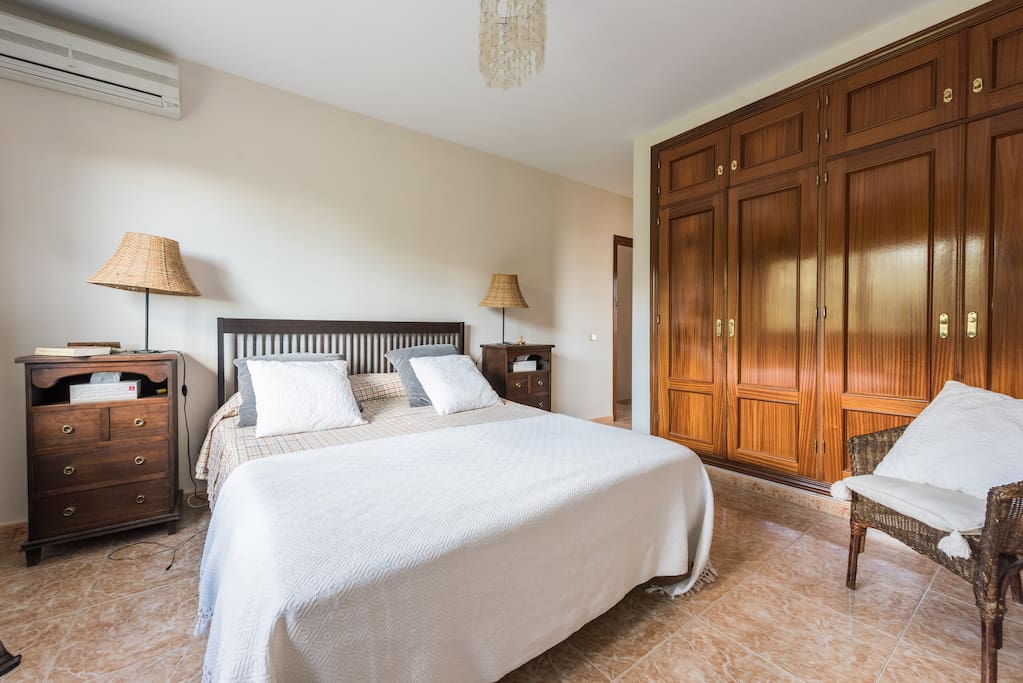 Dormitorio principal con calefacción en invierno y aire acondicionado e verano