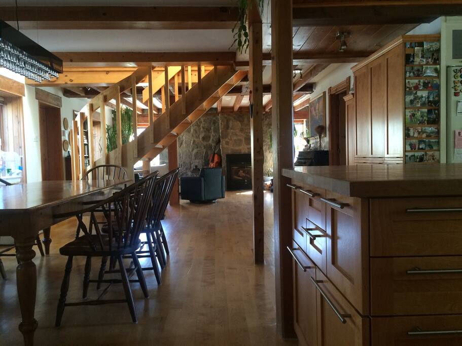 Foyer et mur de granit. Bois très présent. Grande table réfectoire assoyant 8 convives.