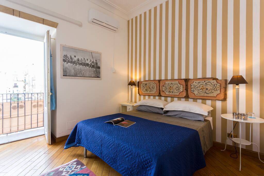 Letto MATRIMONIALE E BALCONE ESPOSTO SULLA PIAZZA