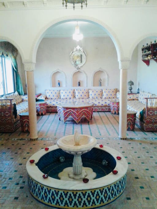 Salon marocain typique coloré et lumineux idéal pour se reunir autour d’un repas avec une atmosphère conviviale