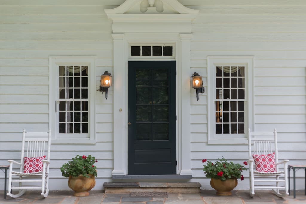 Come escape away with us for the weekend with this beautiful old white house. Take in the gorgeous views!