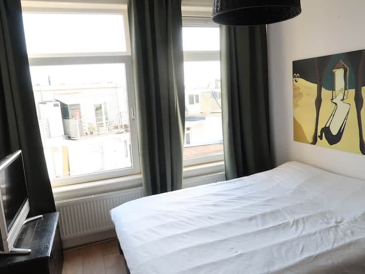 Спална соба со многу удобни матри и голем плакар