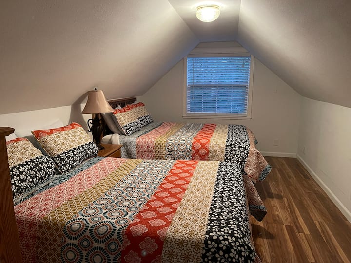 Bdrm 5 (2. kat) uključuje 1 bračni krevet (160x200) i 1 bračni krevet (180x200). Svaka spavaća soba ima utičnice za klima-uređaj i usb na noćnim ormarićima / svjetiljkama.