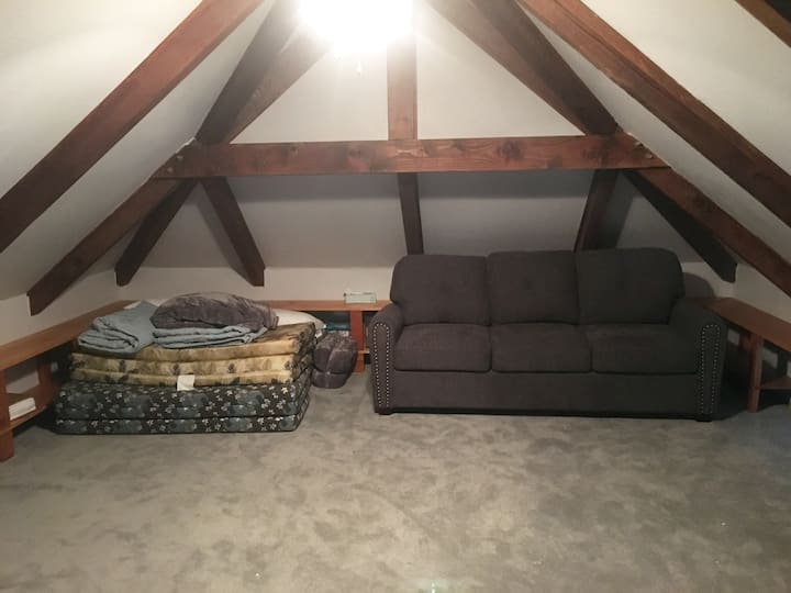 2nd queen sofa bed along with exra sleeping futons in the loft 