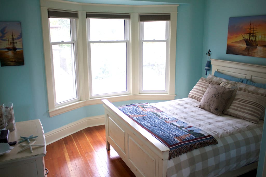 Comfiest queen bed with Bell Fibe TV and Netflix
