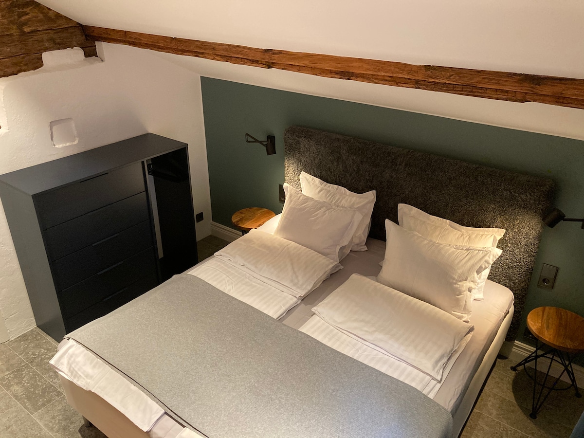 Huvudsovrum med 180 cm säng och luftkonditionering. 