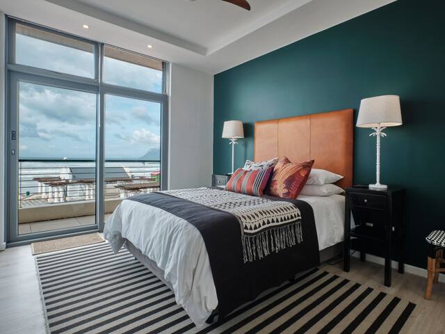 Beautiful Apartment on Muizenberg Beachfront gallery image 3
