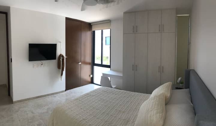 Spavaća soba 2 na drugom spratu, (1 bračni krevet i 1 krevet za jednu osobu) Ormar, radni sto i kupatilo. Smart TV sa WIFI MREŽOM