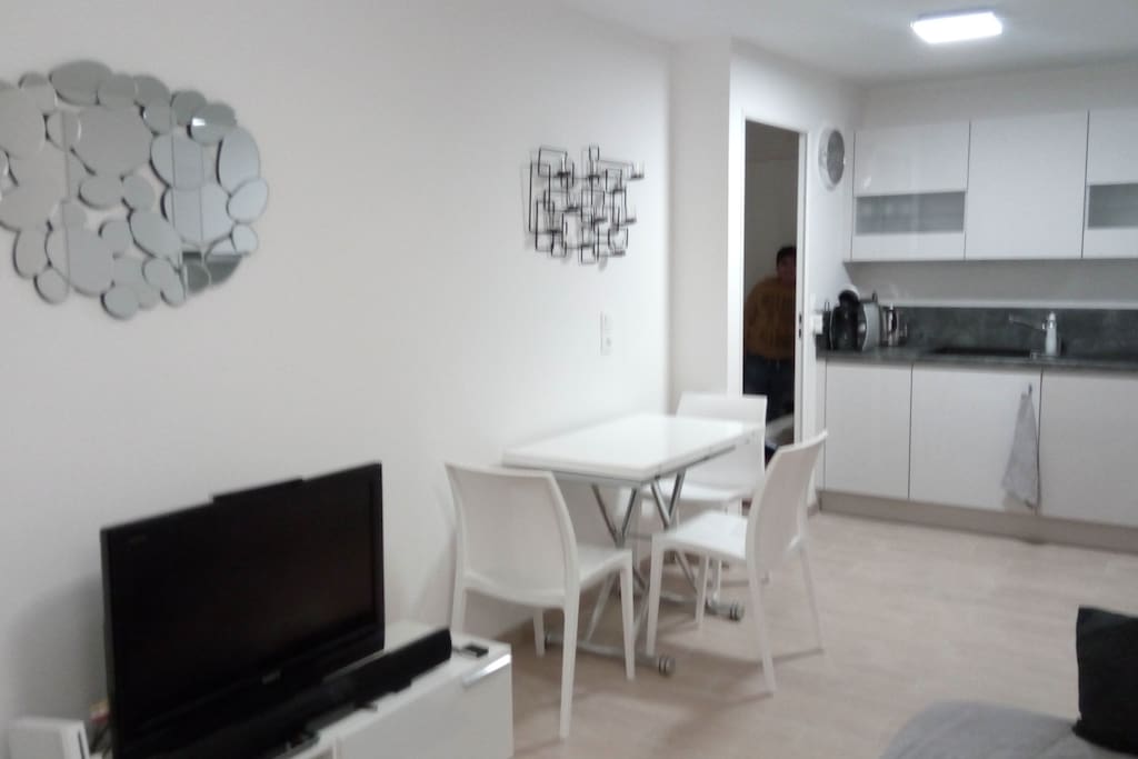 Séjour: table dépliable & utilisable en table basse, 4 chaises, 2 tabourets, TV + box SFR + lecteur DVD + enceinte home cinéma (USB, radio, bluetooth) + console de jeux Wii