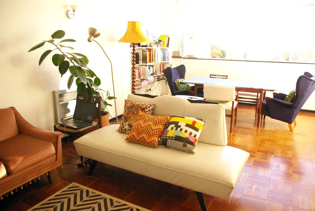 Colourful and warm, this generous living space offers both dining and lounging areas