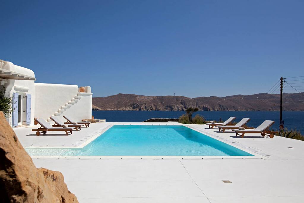 Pool area/sun- loungers