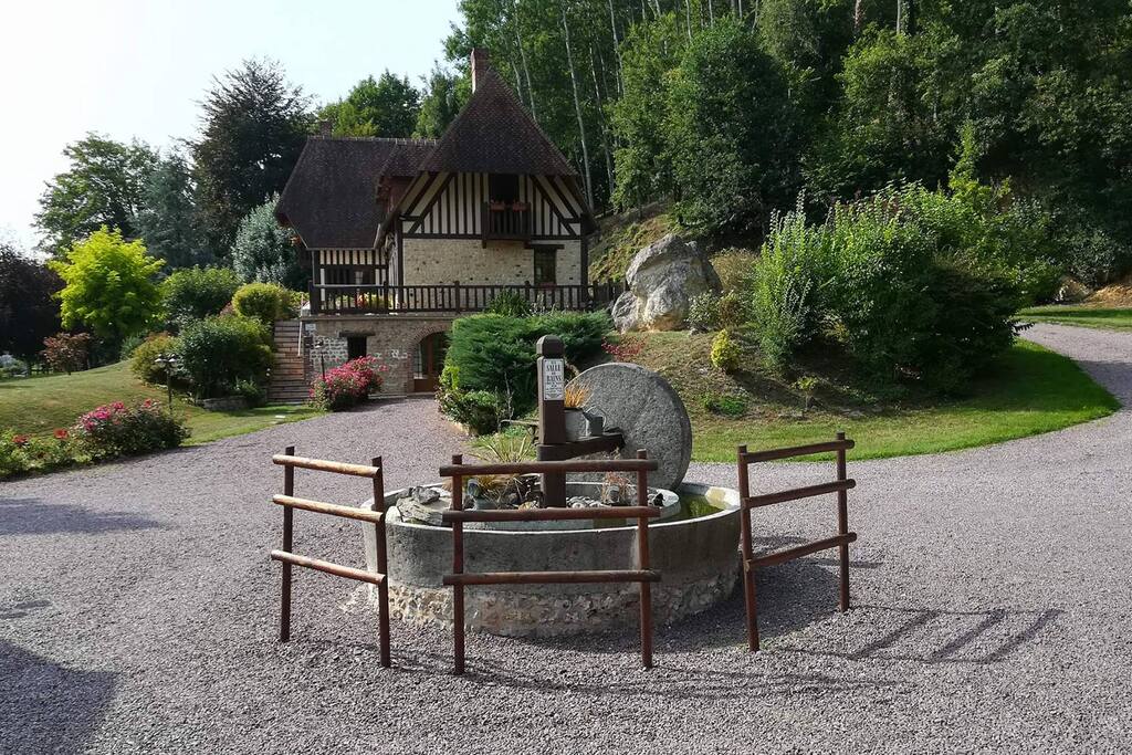 Vue de la maison et du pressoir traditionnel