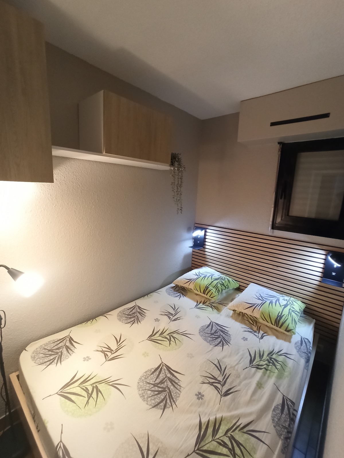 חדר בקתה עם חלון. מיטה זוגית 140*190.
המיטה נוגעת בקיר בראש ובצד אחד, בצד ולמרגלות יש מעט מאוד מקום:  רק 15 ס"מ.
שמיכה של 200*200 זמינה (לא סופק כיסוי שמיכה) + שמיכה.