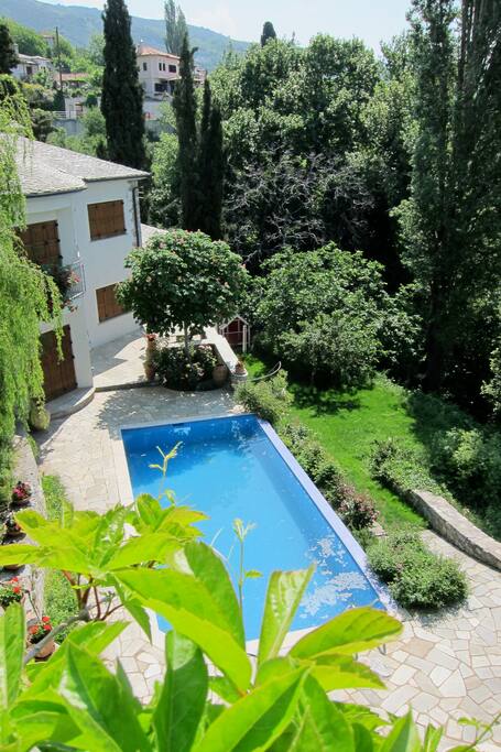 Der Pool mit Terrasse