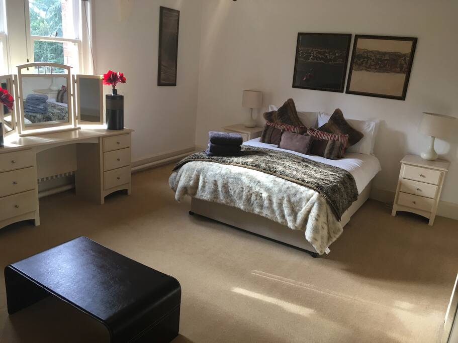Sumptious Queen Room