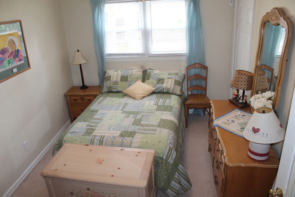 Bed room with double bed closets and drawers