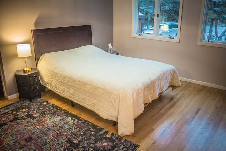 תיהנו משנת לילה טובה ותתעוררו בעדינות לציפורי בוקר, מהרוח מרשרשת בין העצים והשמש מ***ה דרך החלונות.