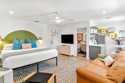 Clean and Modern Sarasota Studio w/ Beach Gear!