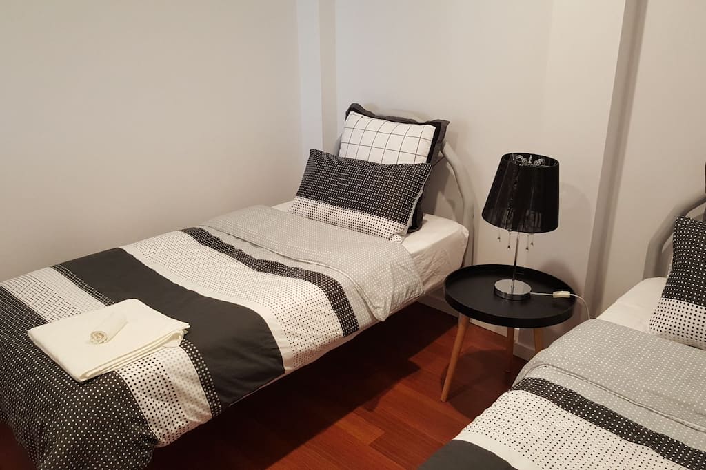 Bedroom with 2 single beds.