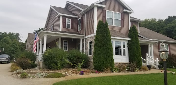Large Executive Home With Lots Of Amenities. - Lake Albert, Granger