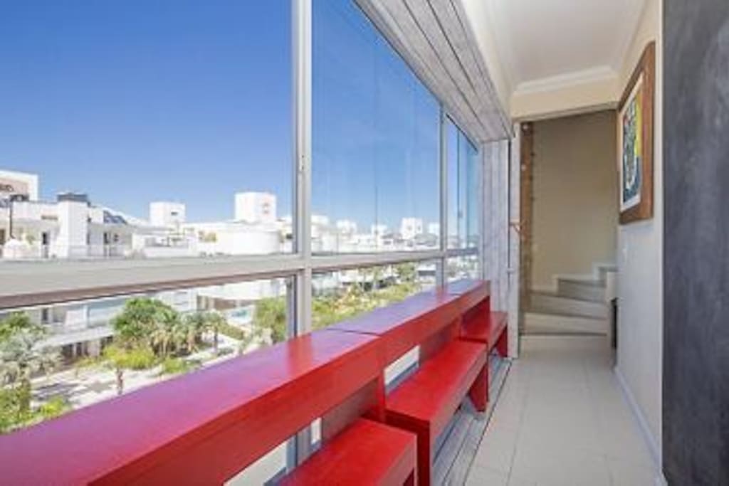 Corredor com vista para a Avenida dos Dourados