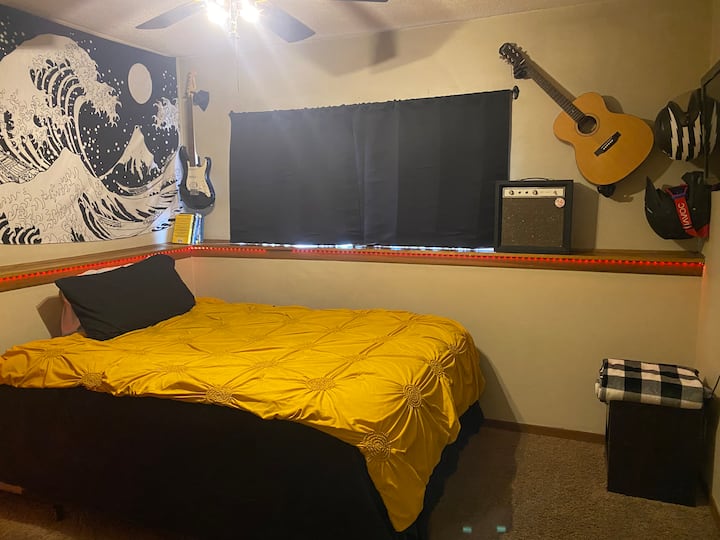 THE BIG ROOM. Stretch out • Sleep Well Houses for Rent in Eau Claire