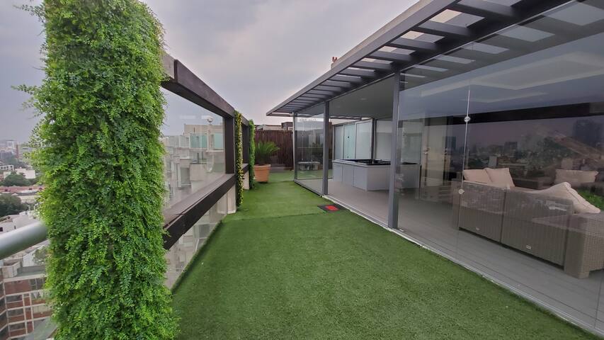 Luxury PH Incomparable View Roofgarden N Jacuzzi gallery image 5