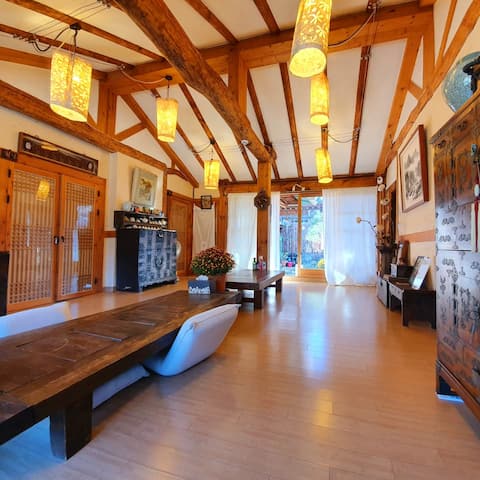 Private house (living room, 5 rooms, 5 bathrooms) -Hanok accommodation with a spacious living room l
