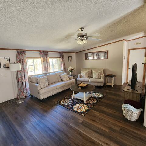 Country Escape -Spacious Comfortable Home