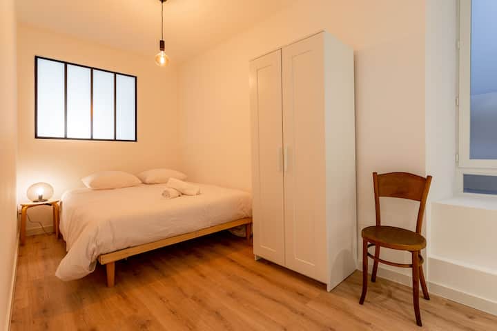 ¡Una cama de matrimonio de 160x200 con colchón de memoria muy cómodo! Ropa de cama de 100% algodón de calidad hotelera. 1 toalla de baño de gran formato proporcionada para cada huésped.
