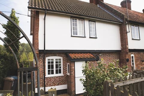 Cobbold Row Cottage - Beautiful & Peaceful Getaway