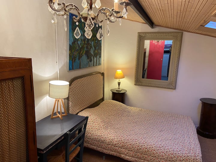 Habitación al aire libre en la cabaña contigua a casa. Esta habitación se completa con una zona de ducha, así como una cocina.  