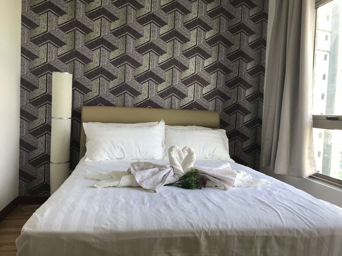 غرفة نوم بسرير بمقاس كبير ^_^