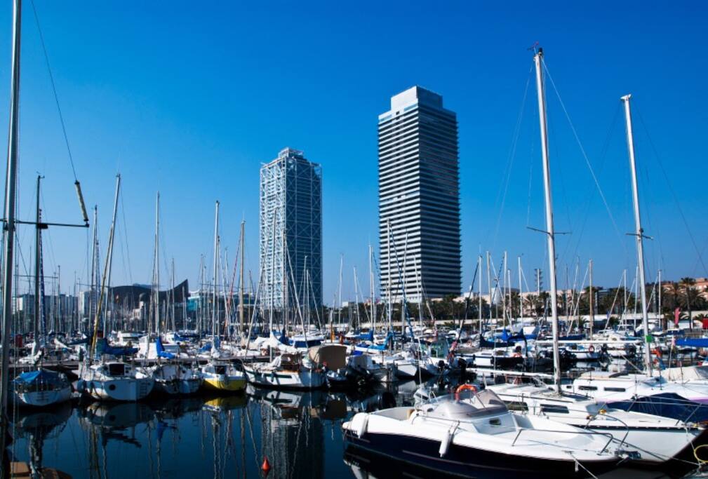 A lado del puerto olímpico (discotecas, restaurant y mas )