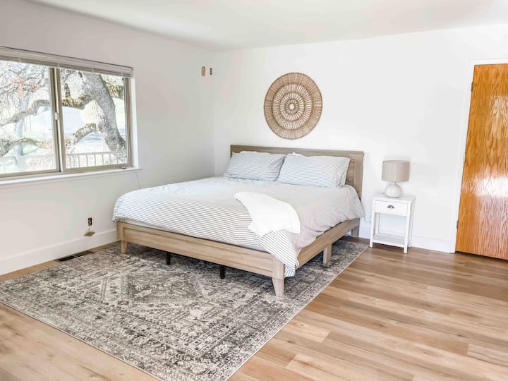 ห้องนอนหลัก (เตียงคิงไซส์) ~ ชั้นบน 