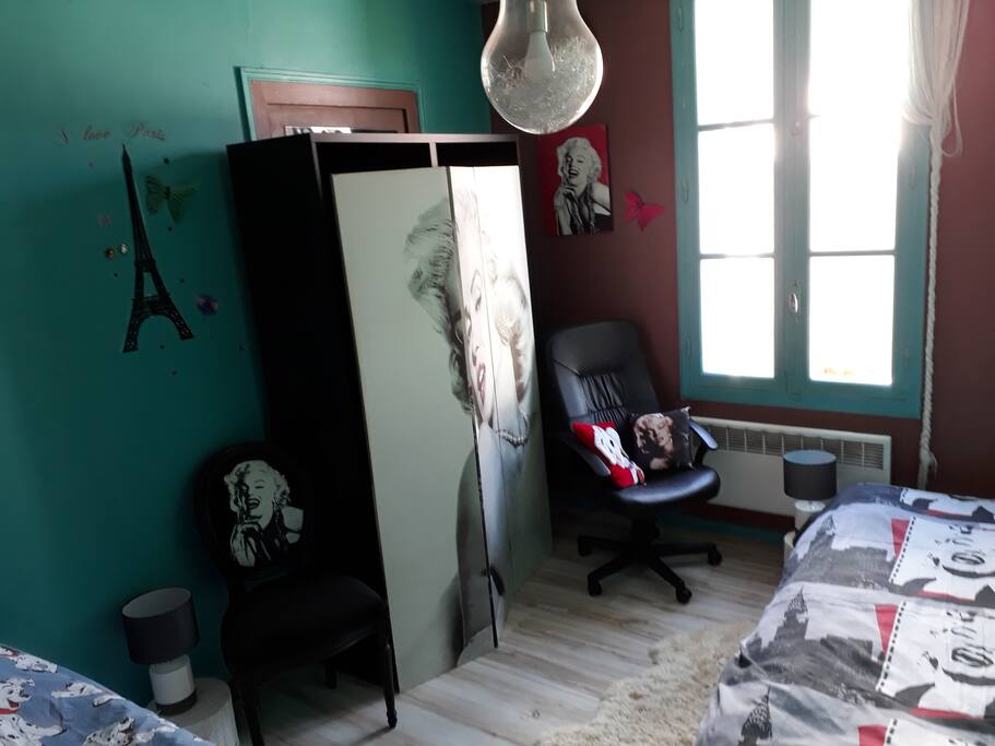 chambre donnant sur cour au 1er étage